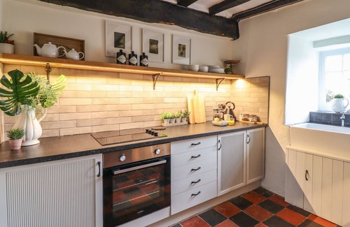 Llanfair Cottage | BWTHYN CANOL, family friendly, with a garden in Llanfair