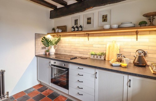 Llanfair Cottage | BWTHYN CANOL, family friendly, with a garden in Llanfair
