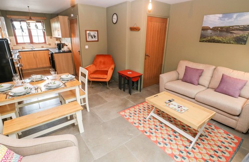 Haverfordwest Cottage | BWTHYN CANOL, pet friendly, country holiday cottage in Haverfordwest