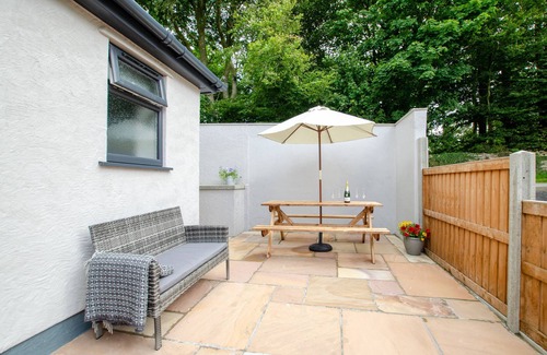 Llangefni House | Bwthyn Clyd - Two Bedroom House, Sleeps 4
