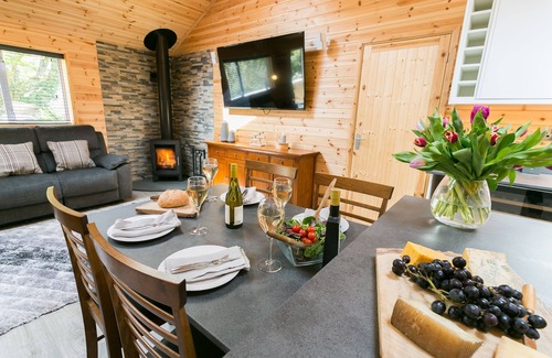 Tyn-y-Gongl Cottage | Bwthyn Gwyn - a dog that sleeps 4 guests in 2 bedrooms