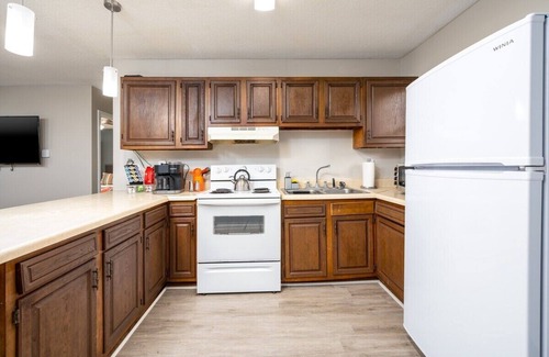 Pineville Apartment | By Hospitals π₯ & Downtown π | 3TVs| King π