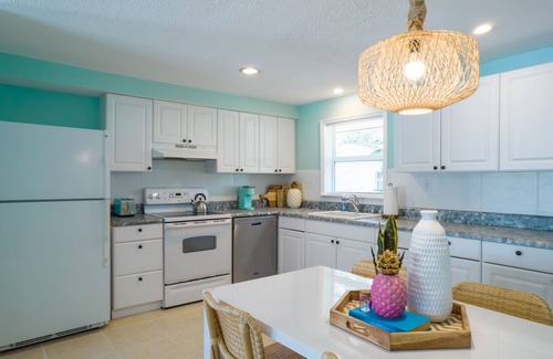 Vamo House | By the Bay 1-Story Spacious King Designer Bungalow