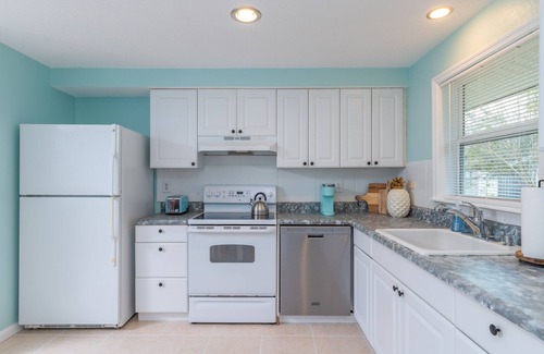 Vamo House | By the Bay 1-Story Spacious King Designer Bungalow
