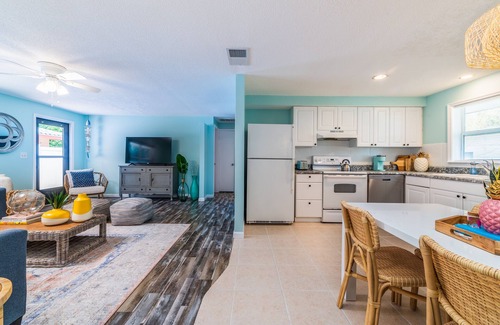 Vamo House | By the Bay 1-Story Spacious King Designer Bungalow