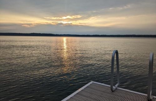 Wiarton House | By The Bay Cozy Waterfront Retreat