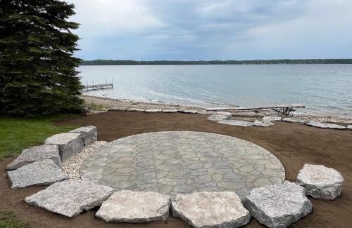 Wiarton House | By The Bay Cozy Waterfront Retreat