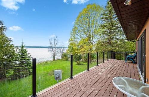 Wiarton House | By The Bay Cozy Waterfront Retreat