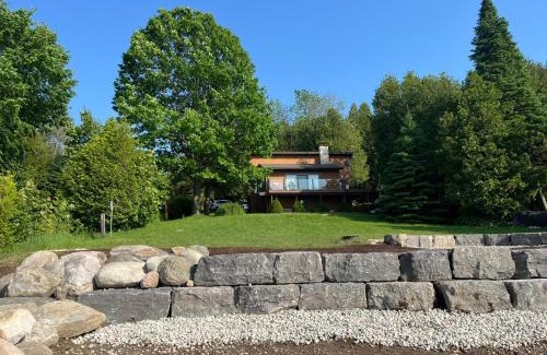 Wiarton House | By The Bay Cozy Waterfront Retreat