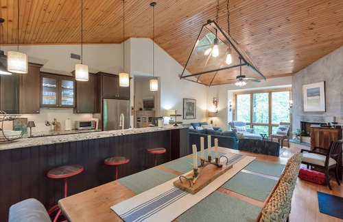 West Jefferson Cottage | By The New River - Hot Tub - Fireplace - Covered Porch