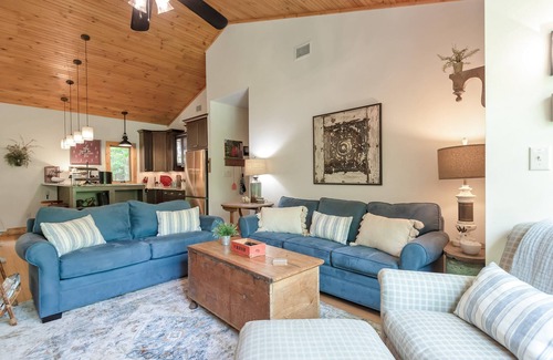 West Jefferson Cottage | By The New River - Hot Tub - Fireplace - Covered Porch