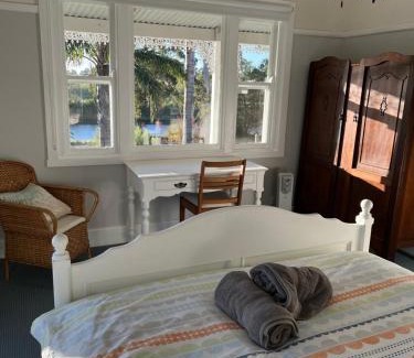 Swan Reach House | Bylands Cottage Historic Home - Tambo river views and pet friendly