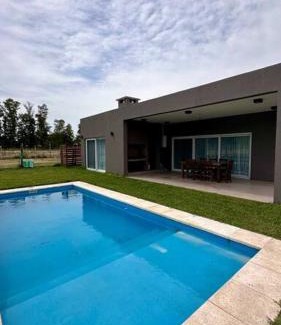 Presidente Derqui Villa | Cálida, amplia y espaciosa Casa