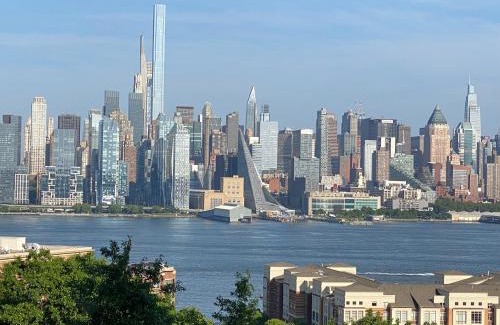 West New York Apartment | C 1 COZY APt IN WEST NY, NEW JERSEY, at 2 bloks from bus stop-15 minutes 2NY 7MINUTES VIA NYWATERWAY FERRY-BETTER CAN'T BE!