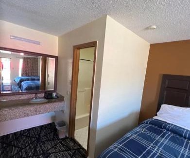 Cleveland Hotel | C Town Inn And Suites