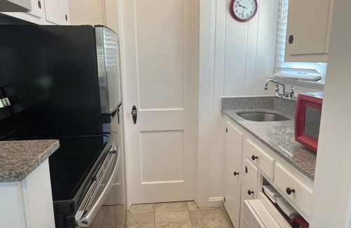 Downtown Historic District Apartment | C4, Perfect location in downtown, near beaches, work from home, free parking!