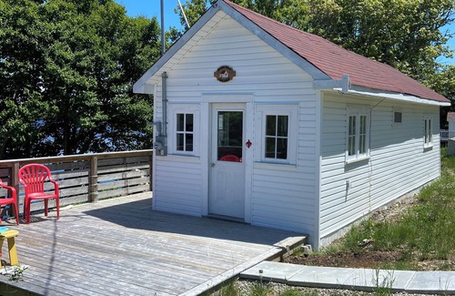 Darlings Lake Cottage | Awesome Lakeside 1 bedroom cottage.