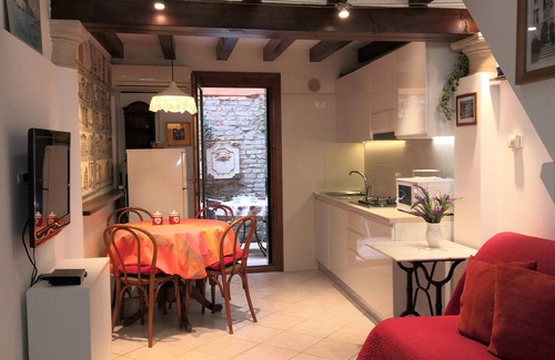 Cannaregio House | Ca' della Fontanella: central, quiet, private courtyard, 2 WC, AC, Wi-Fi