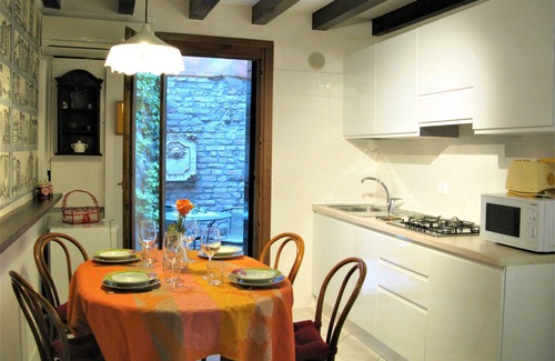 Cannaregio House | Ca' della Fontanella: central, quiet, private courtyard, 2 WC, AC, Wi-Fi
