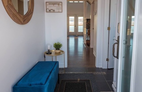 Sainte-Famille House | La Maison Laurentienne, River View, Spa and Sauna