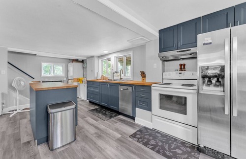 Leeds and the Thousand Islands Cottage | Black Rapids Retreat | Waterfront Cozy Cottage