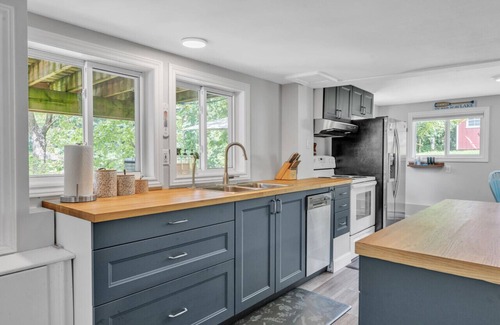 Leeds and the Thousand Islands Cottage | Black Rapids Retreat | Waterfront Cozy Cottage