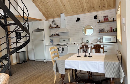 Sainte-Marguerite-du-Lac-Masson Cabin | Chalet au toit vert