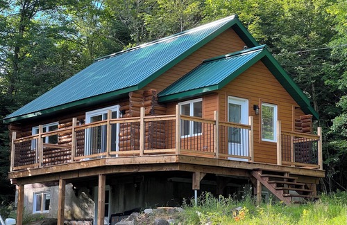 Sainte-Marguerite-du-Lac-Masson Cabin | Chalet au toit vert