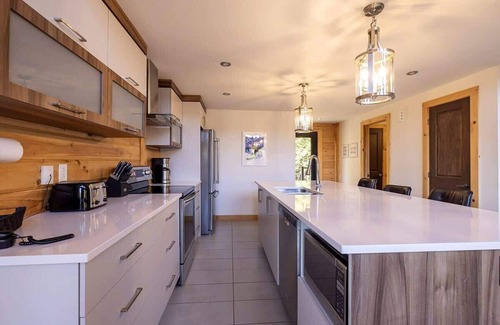 Sainte-Marguerite-du-Lac-Masson Ski Chalet | Edge of Lake Walfred - Spa - Mistral Club Walfred