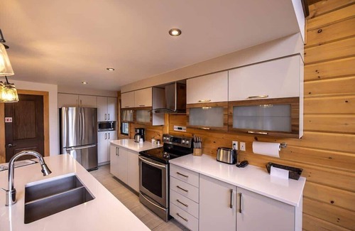 Sainte-Marguerite-du-Lac-Masson Ski Chalet | Edge of Lake Walfred - Spa - Mistral Club Walfred