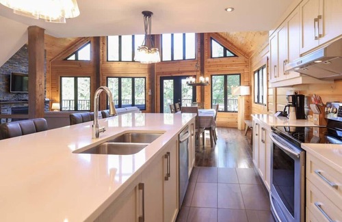Sainte-Marguerite-du-Lac-Masson Ski Chalet | Edge of Lake Walfred - Spa - Mistral Club Walfred