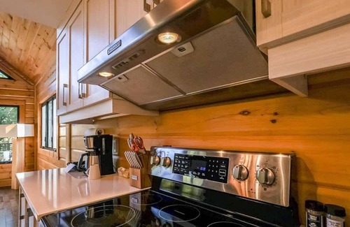 Sainte-Marguerite-du-Lac-Masson Ski Chalet | Edge of Lake Walfred - Spa - Mistral Club Walfred