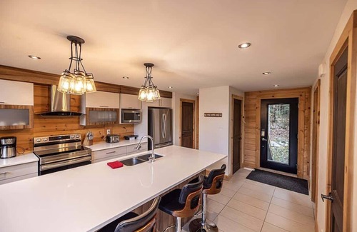 Sainte-Marguerite-du-Lac-Masson Ski Chalet | Access to Lake Walfred - Spa - Alizée Club