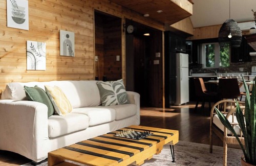 Sainte-Marguerite-du-Lac-Masson Ski Chalet | Chalet avec spa au lac Tyrol
