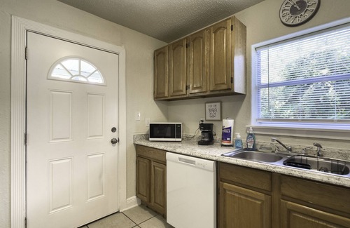 Northwest Pensacola House | Cabana Cottage Centrally Located!