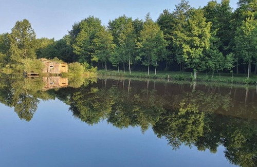 La Lande-Patry Cabin | Cabane en Bois sur L'étang, un Havre de Paix sur un Site Exceptionnel