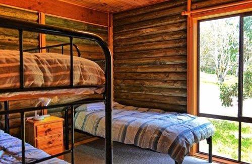 Adaminaby House | Cabin 1 - Snowy Accommodation