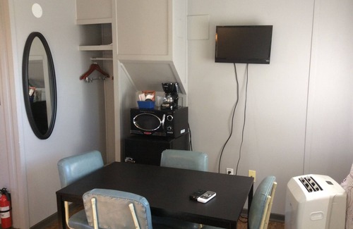 Ashton Cottage | Cabin 2 at Jolley Camper and Cottages