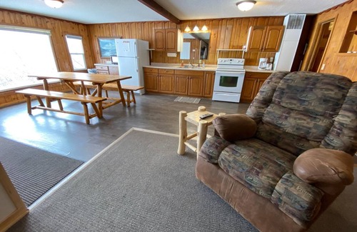 Hines Apartment | Cabin 2 Lakefront Family Resort