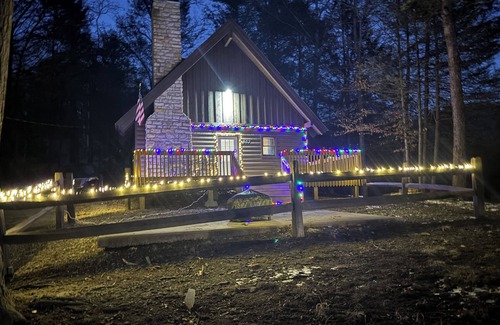 Summerlee Cabin | {CABIN #2 of 4}"THE COMFORT ZONE" PET FRIENDLY 5 STAR CABIN