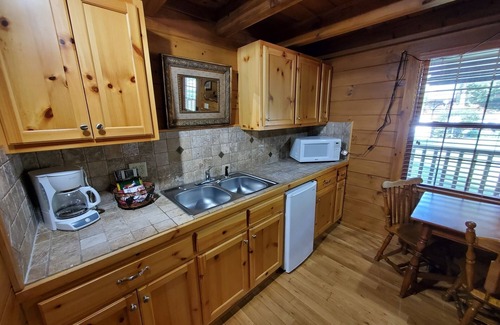 Galax Apartment | Cabin 305 - Mountain Treasure