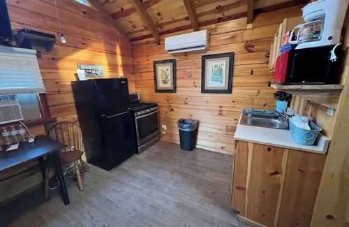 Columbia Cabin | Cabin 4 - Very Romantic, King bed, Full Kitchen