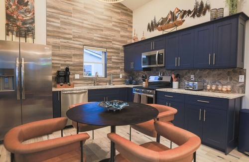 Timberline Cabin | Cabin 7 One Bed Modern Luxury w Hot Tub