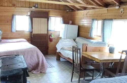 Bellvue Cabin | Cabin 8 at Sportsman’s Lodge