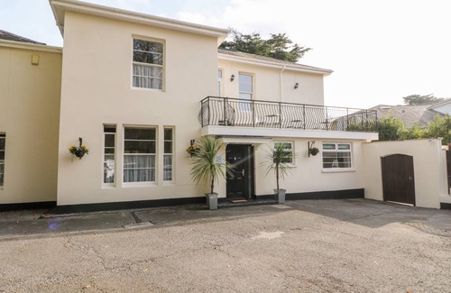 Torquay Cottage | Cabin ∙ 8 bedrooms ∙ 16 guests