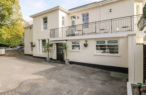 Torquay Cottage | Cabin ∙ 8 bedrooms ∙ 16 guests