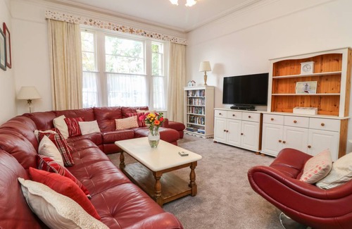 Torquay Cottage | Cabin ∙ 8 bedrooms ∙ 16 guests