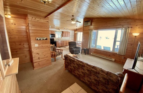 Hines Apartment | Cabin 9 Lakefront Family Resort