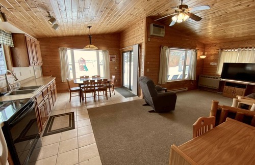 Hines Apartment | Cabin 9 Lakefront Family Resort