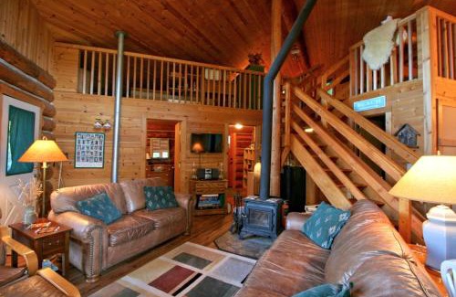 Maple Falls House | Cabin 97 - pinecone Log Cabin at the Lake that is Pet-friendly